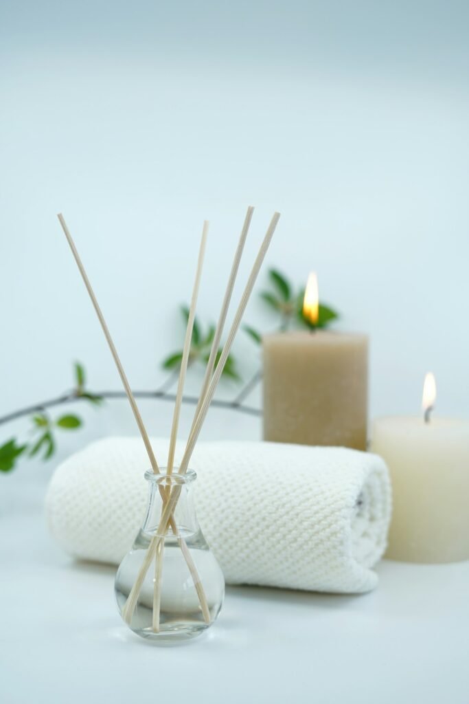 Ambiente calmo de spa com velas e óleos essenciais
